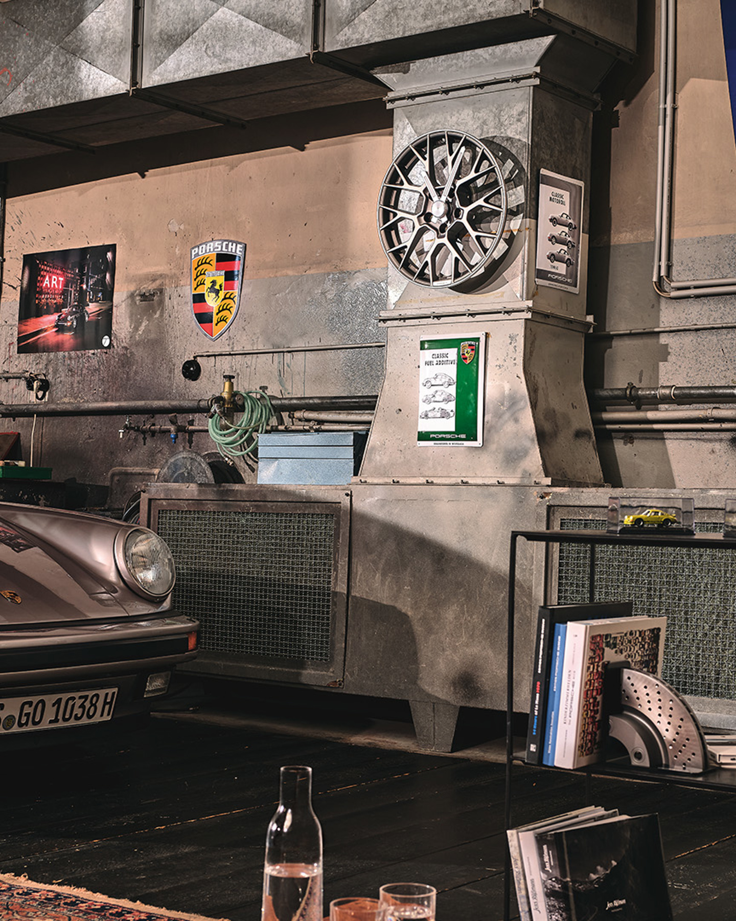 Shows Picture of Soul-Garage-Porsche-911-silber-in-Garage.jpg